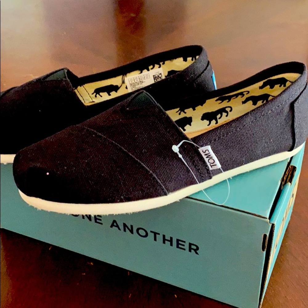 NIB TOMS Classic Black Canvas size 6